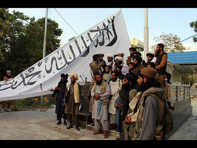 Боевики Талибана поднимают свой флаг у дома губернатора провинции Газни. Афганистан, 15 августа 2021 года