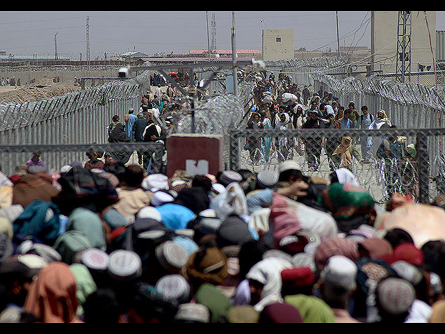 Афганские беженцы пересекают границу между Пакистаном и Афганистаном в Чамане, Пакистан, 13 августа 2021 года