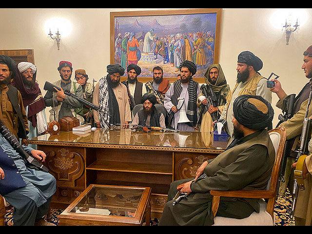 Боевики Талибана берут под свой контроль президентский дворец в Кабуле. 15 августа 2021 года
