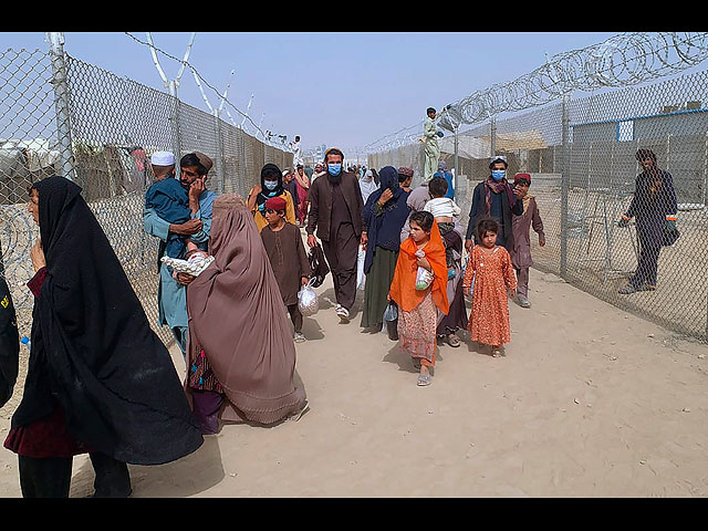 Афганцы бегут в Пакистан через пограничный пункт пропуска в Чамане, Пакистан, 16 августа 2021 года