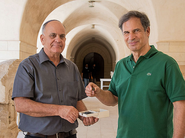 Справа налево: Эйтан Стива и Эли Эскозидо, директор Управления древностей Израиля