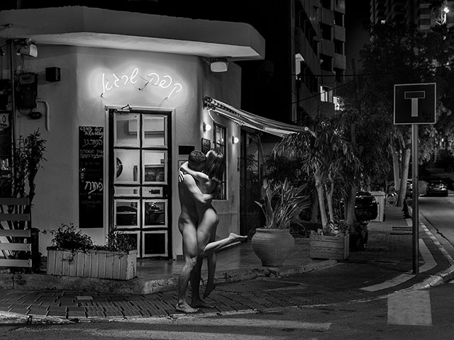 Фотовыставка "Ночь": обнаженные и танцующие в "коронавирусном" Тель-Авиве