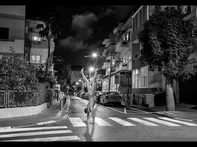 Фотовыставка "Ночь": обнаженные и танцующие в "коронавирусном" Тель-Авиве