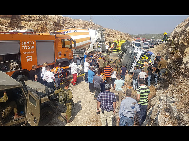 Недалеко от Халамиша перевернулся грузовик, водитель получил тяжелые травмы