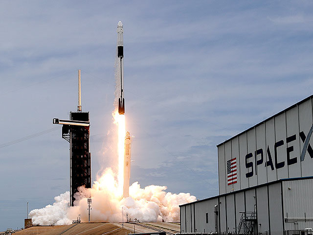 Ракета Falcon 9 вывела на орбиту грузовик Dragon и успешно вернулась на Землю