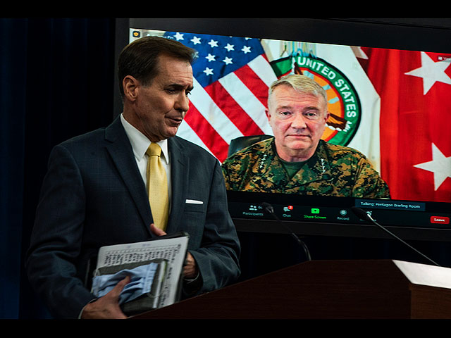 Генерал Фрэнк Маккензи (на экране монитора) во время виртуального брифинга, модератором которого является пресс-секретарь Пентагона Джон Кирби. Вашингтон, 30 августа 2021 года