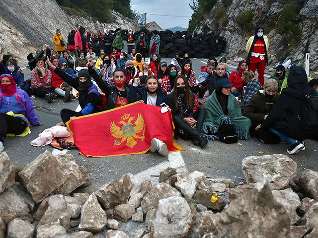 Протестующие подожгли автомобильные покрышки на одной из блокад близ Цетинье, Черногория, 5 сентября 2021 года