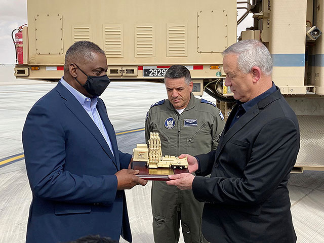 Министр обороны Израиля Бенни Ганц (справа) представляет министру обороны США Ллойду Остину (слева) модель системы противоракетной обороны "Железный купол"