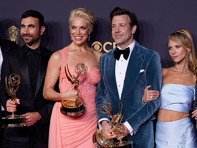 Слева направо: Бретт Гольдштейн, Ханна Уоддингем, Джейсон Судейкис и Джуно Темпл позируют с наградами за комедийный сериал "Тед Лассо"