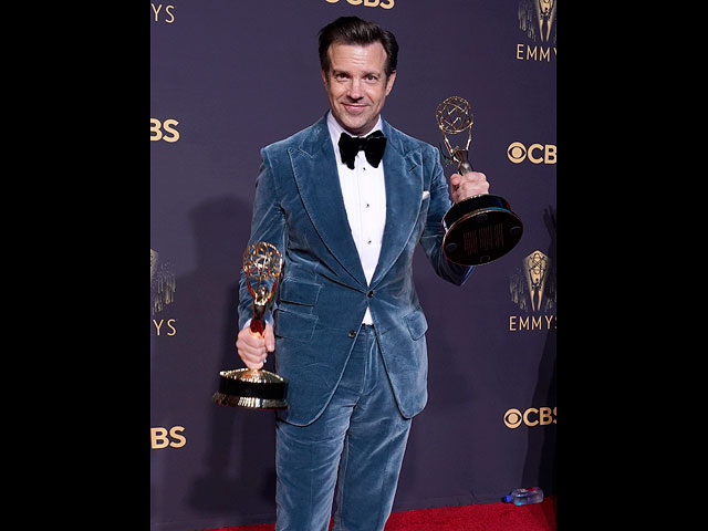 Джейсон Судейкис с наградами за сериал "Тед Лассо" на церемонии "Эмми-2021"