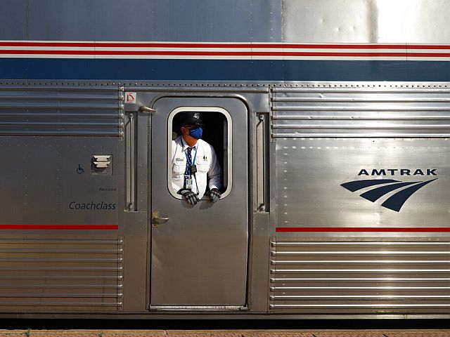 В США пассажирский поезд сошел с рельсов: есть жертвы, десятки пострадавших