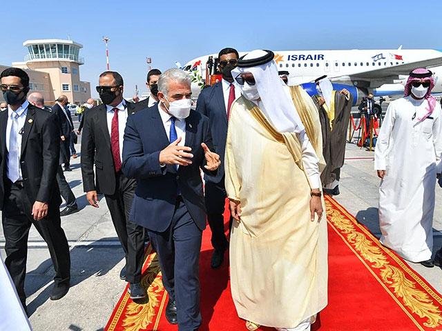Яир Лапид прибыл с первым официальным визитом в Бахрейн