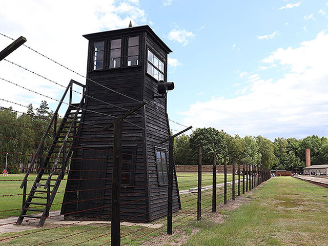 Сторожевая башня и крематорий в концлагере Штуттгоф