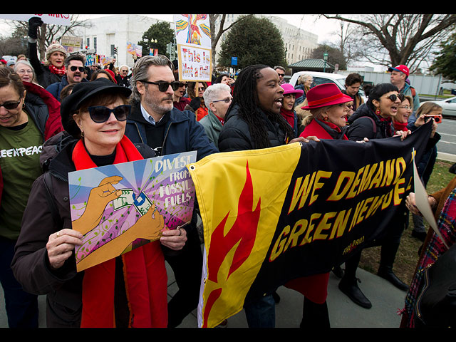 С актрисой Джейн Фонда и актера Хоакина Феникса (второй слева) во время демонстрации призывающей конгресс США принять меры по решению проблемы изменения климата. 2020 год