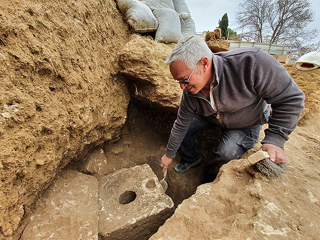 Археолог Управления древностей Израиля Яаков Билиг у находок