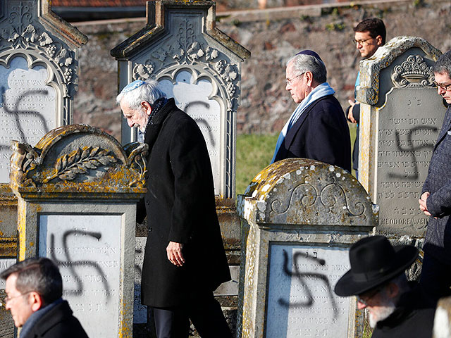 Члены еврейской общины на еврейском кладбище Вестхоффен, Франция, где в декабре 2019 года были осквернены 107 могил