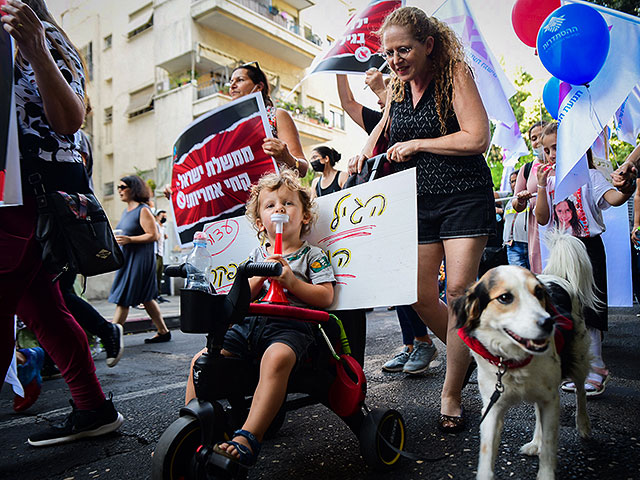 В Тель-Авиве состоялась демонстрация родителей маленьких детей и работников субсидируемых яслей