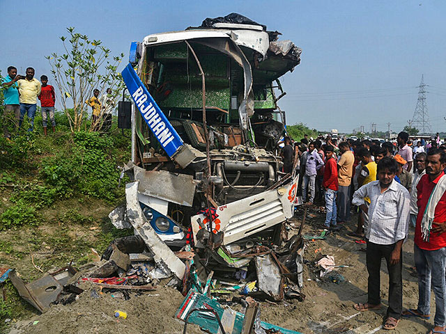 На севере Индии столкнулись автобус и грузовик; более десяти погибших, около 30 пострадавших