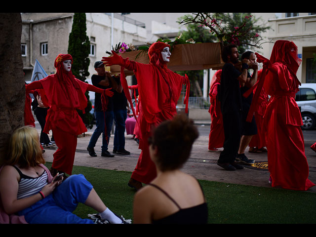 Шествие "красных повстанцев" в Тель-Авиве: экоактивисты "похоронили" природу. Фоторепортаж