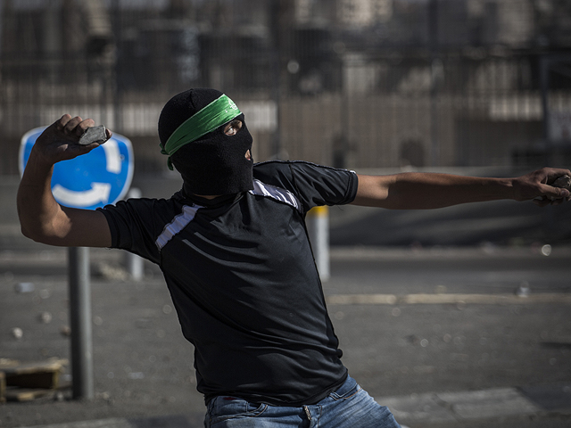 Беспорядки в арабском квартале Иерусалима, полиция применяет спецсредства для разгона толпы