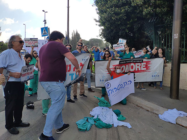 У Кнессета проходит демонстрация врачей-стажеров и студентов