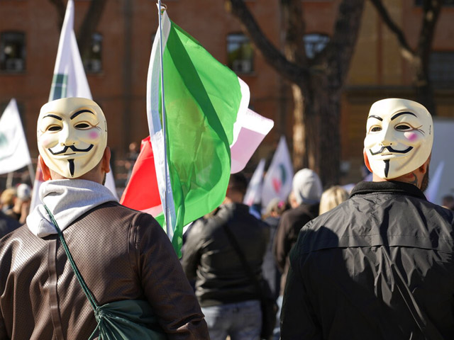 В Италии прошли массовые манифестации против введения "зеленых паспортов"