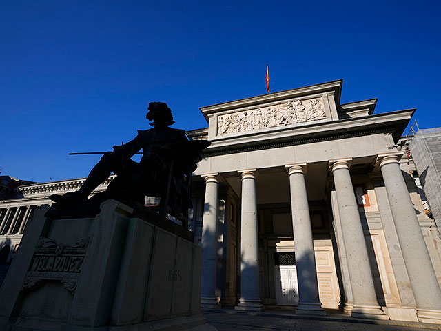 В Мадриде полиция задержала манифестантов, угрожавших покончить с собой в музее "Прадо"