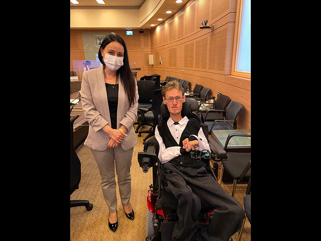 На фото: д-р Элина Бардач-Ялова с Алексом Фридманом, основателем организации "Инвалид - не полчеловека", после утверждения программы помощи инвалидам