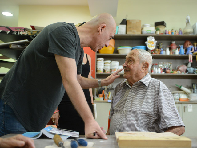 "Одиночества больше не будет": в Jewish Point открывается мастерская резьбы по дереву Саши Галицкого для пожилых русскоязычных израильтян