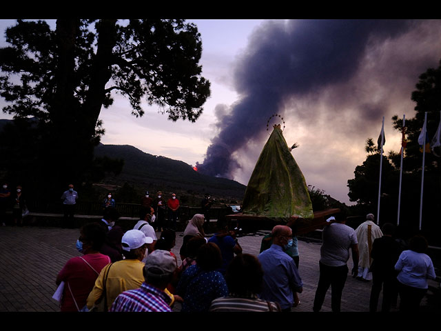 Жители острова Ла-Пальма совершают молебен о прекращении извержения вулкана. 19 октября 2021 года