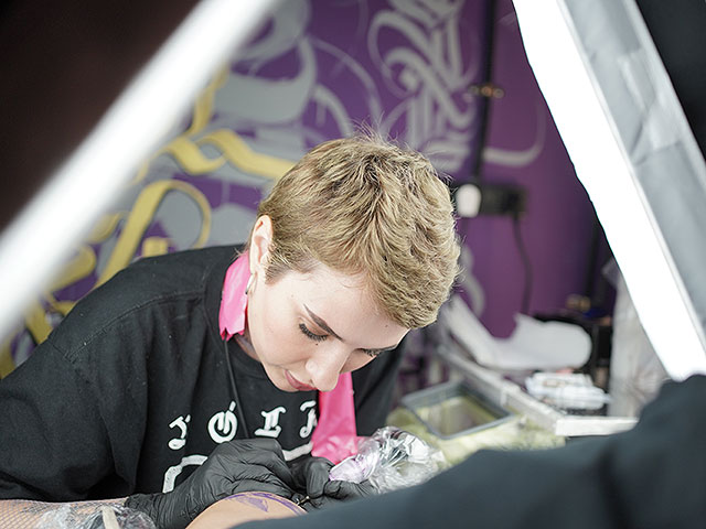Oops Tattoos: семейный бизнес репатриантов стал самой крупной студией татуировок на севере страны