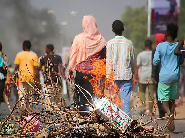 В Судане арестовано правительство и введено чрезвычайное положение