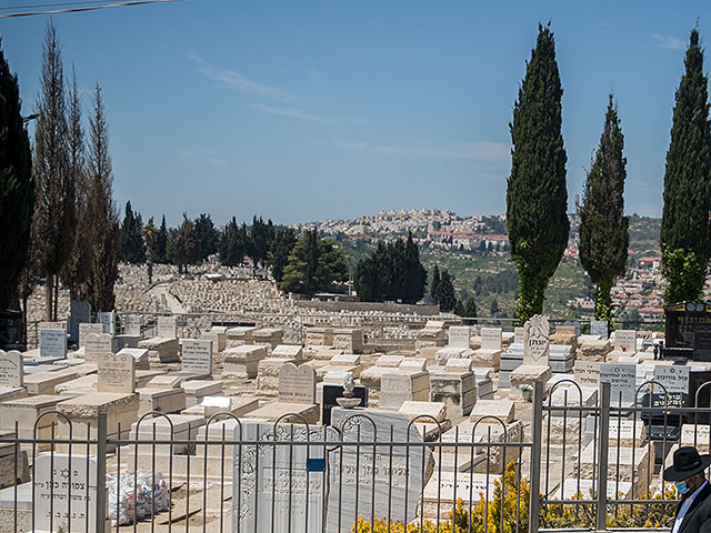 На кладбище Ар а-Менухот вновь осквернены могилы