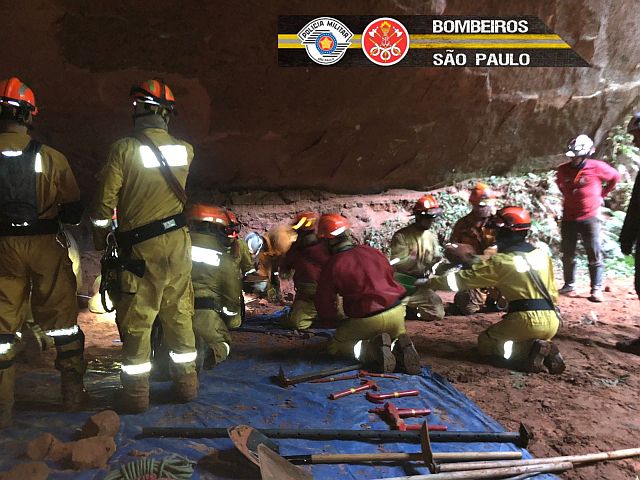 В результате обрушения свода пещеры во время учений в Бразилии погибли девять человек