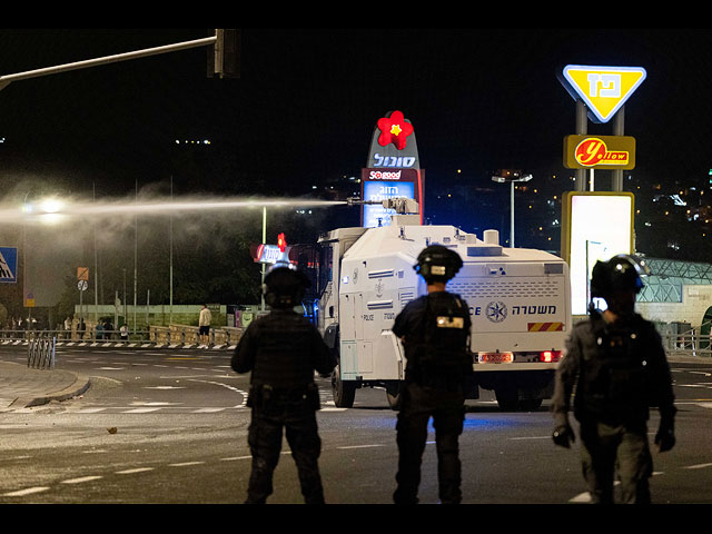 Акция в память об Ахувии Сандаке в Иерусалиме: водомет против камней. Фоторепортаж