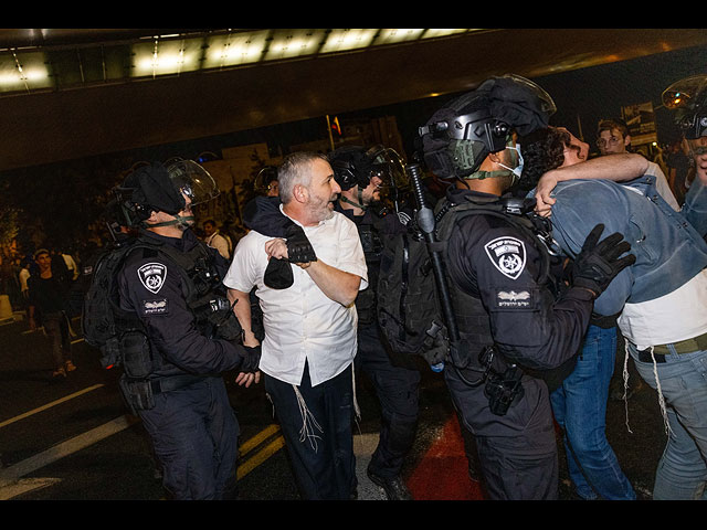 Акция в память об Ахувии Сандаке в Иерусалиме: водомет против камней. Фоторепортаж