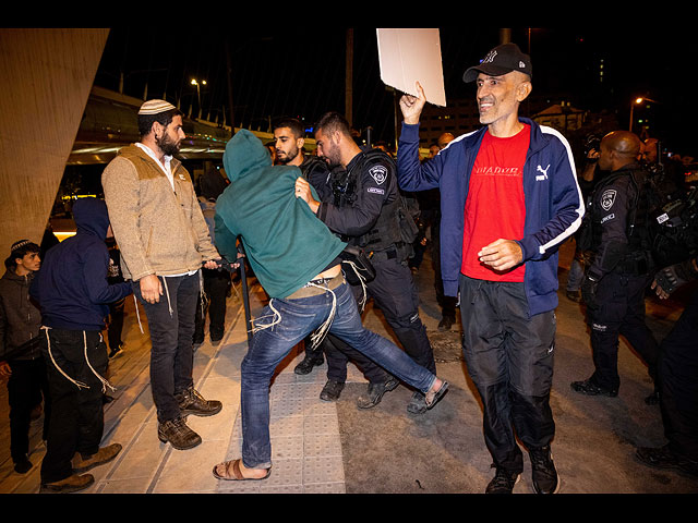 Акция в память об Ахувии Сандаке в Иерусалиме: водомет против камней. Фоторепортаж