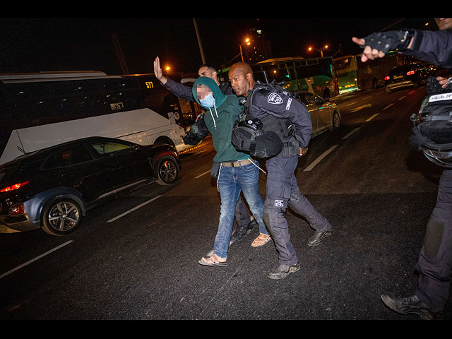 Акция в память об Ахувии Сандаке в Иерусалиме: водомет против камней. Фоторепортаж