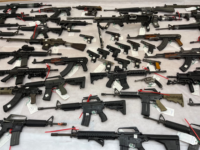 Полиция провела "крупнейшую в истории" операцию против торговцев оружием: 78 задержанных