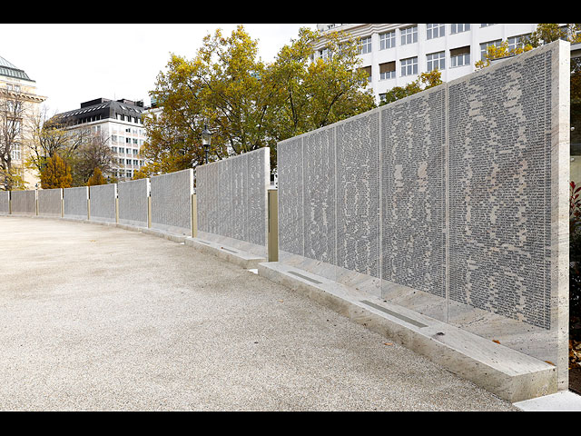 Мемориал "Стена имен Катастрофы" с именами всех австрийских евреев, ставших жертавами режима нацистов. Вена, Австрия, 9 ноября 2021 года