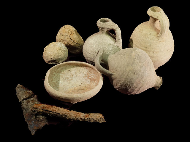 Находки, обнаруженные при раскопках: керамика, рогатки, оружие и многое другое