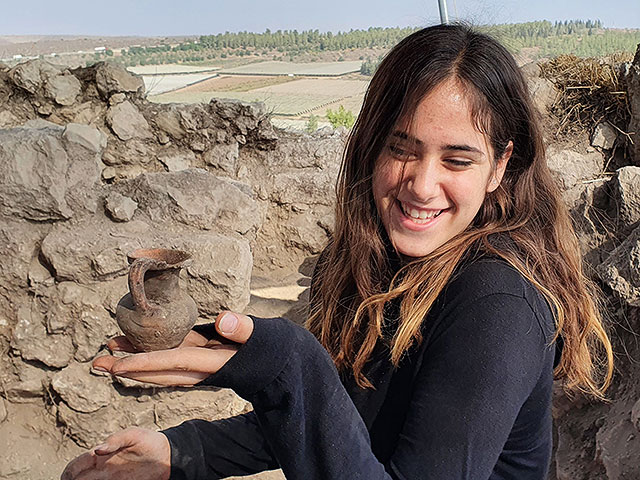 Тамар Коэн, студентка и археолог из студии Димона, держит кувшин эллинистического периода, обнаруженный при раскопках