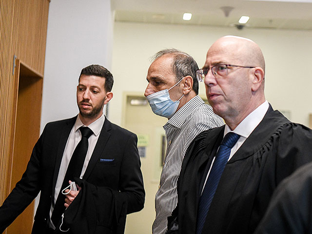 Шмуэль Пелег, дед Эйтана Бирана, прибывает на судебное заседание окружного суда в Тель-Авиве по делу о предполагаемом похищении внука. 11 ноября 2021 года