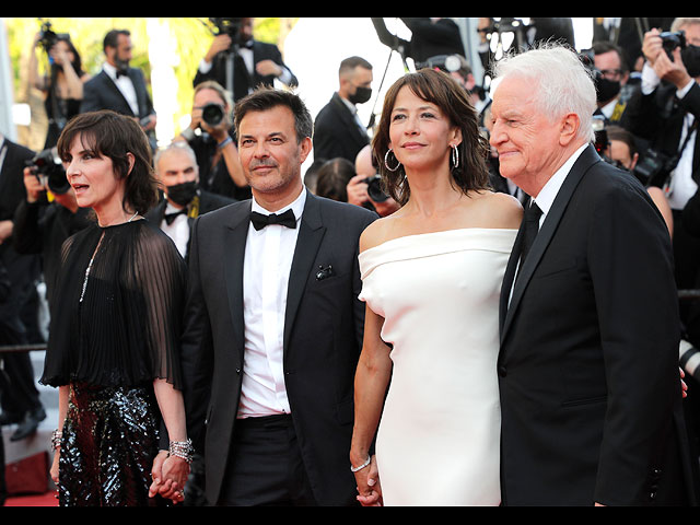 Слева направо: Джеральдин Пайлас, режиссер Франсуа Озон, Софи Марсо и Андре Дюссолье на 74-м Каннском кинофестивале, Франция, 2021 год