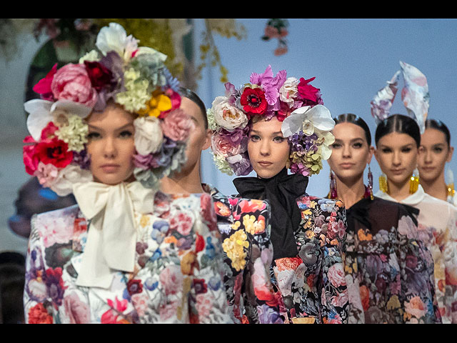 Цветы и краски Haute Couture. Фоторепортаж с показа мод в Вильнюсе