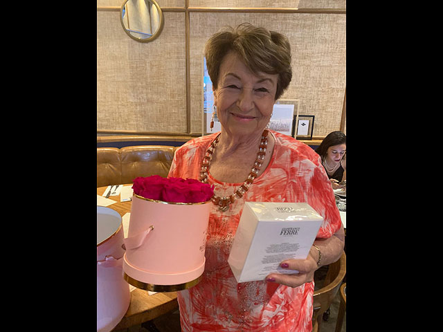 Идеальный подарок на День матери &#8211; букет шикарных роз в вазе, который простоит больше года