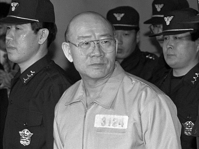 Чон Ду Хван в суде в 1996 году