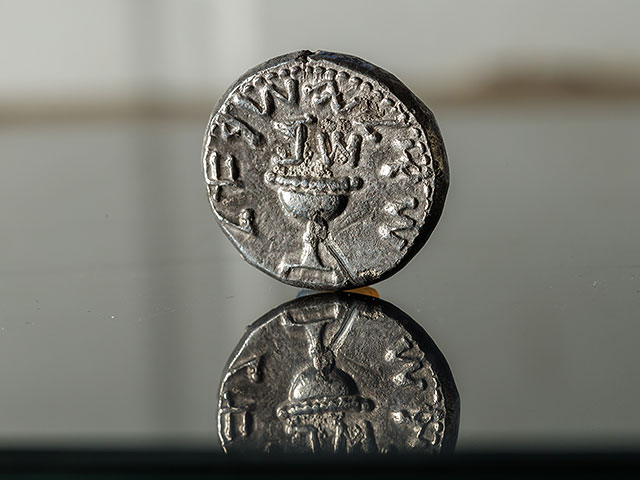 Серебряная монета с надписью: "Израильский шекель" и аббревиатурой Шин и Бет (второй год восстания)