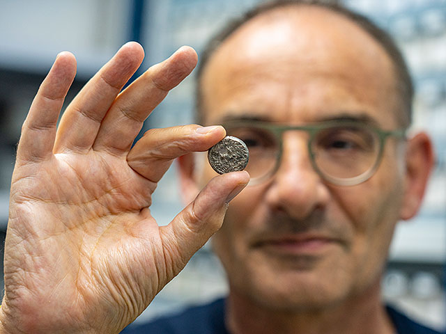 Доктор Роберт Коул из Управления древностей держит редкую серебряную монету