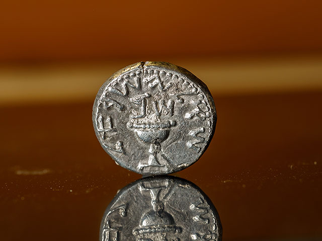 Серебряная монета с надписью: "Израильский шекель" и аббревиатурой Шин и Бет (второй год восстания)